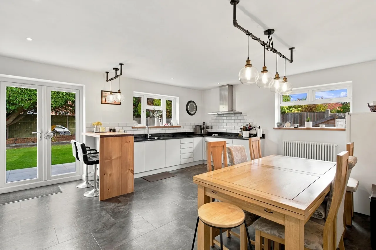 Vegal Crescent, Englefield Green, TW20, photo 9