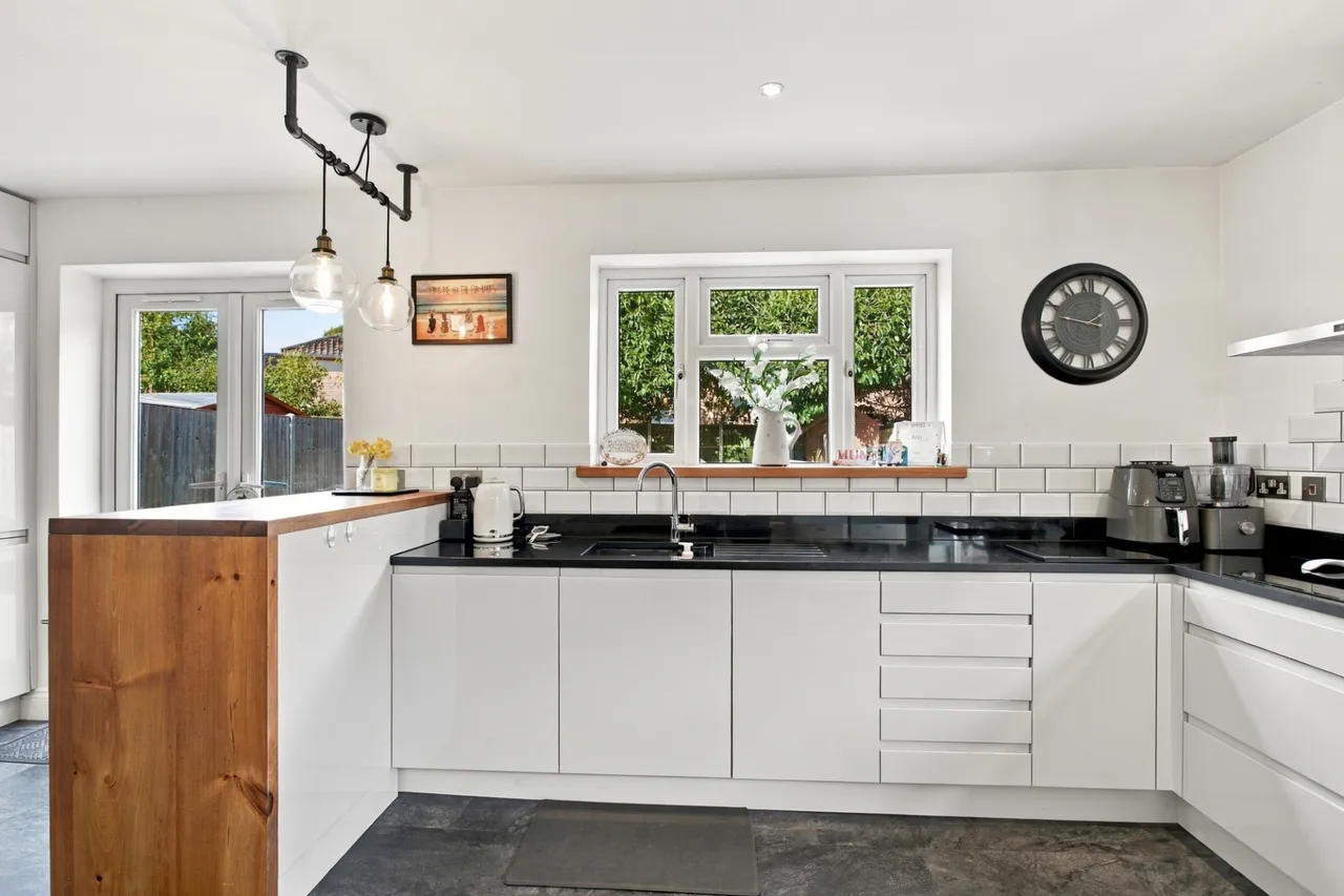 Vegal Crescent, Englefield Green, TW20, photo 11