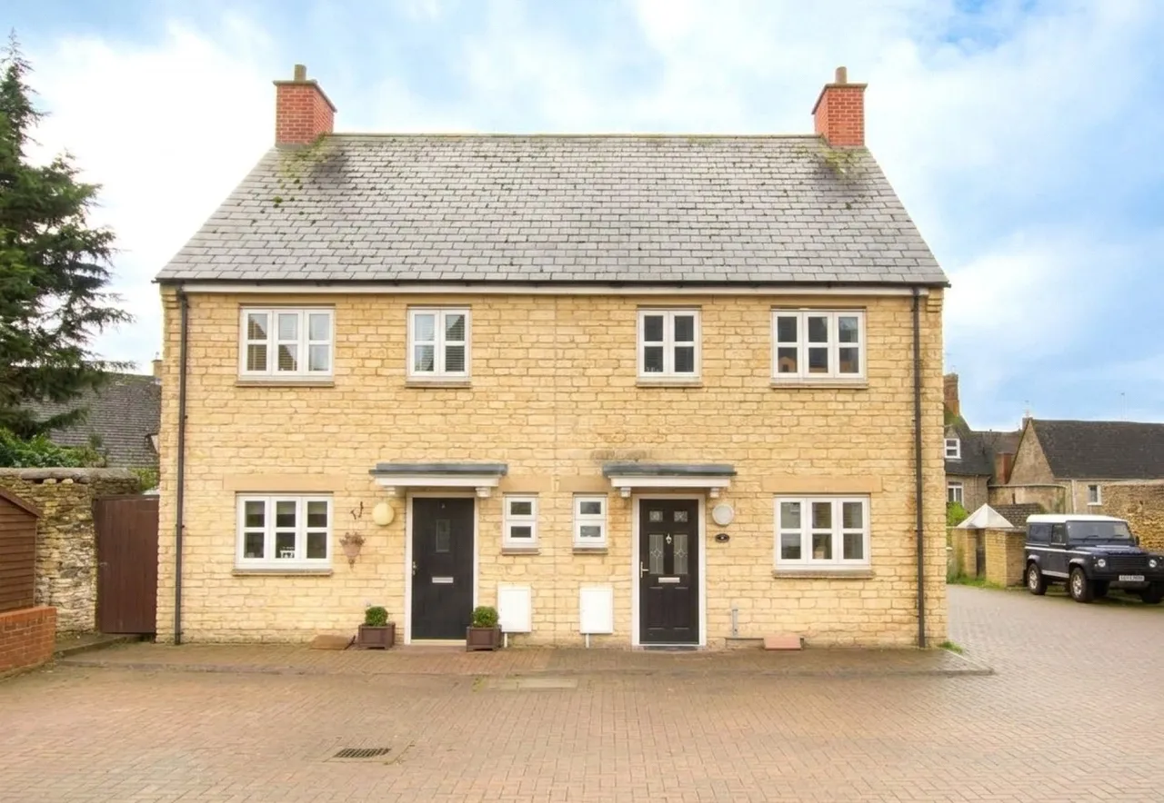 3 bed house to rent, Butchers Court, Witney, OX28