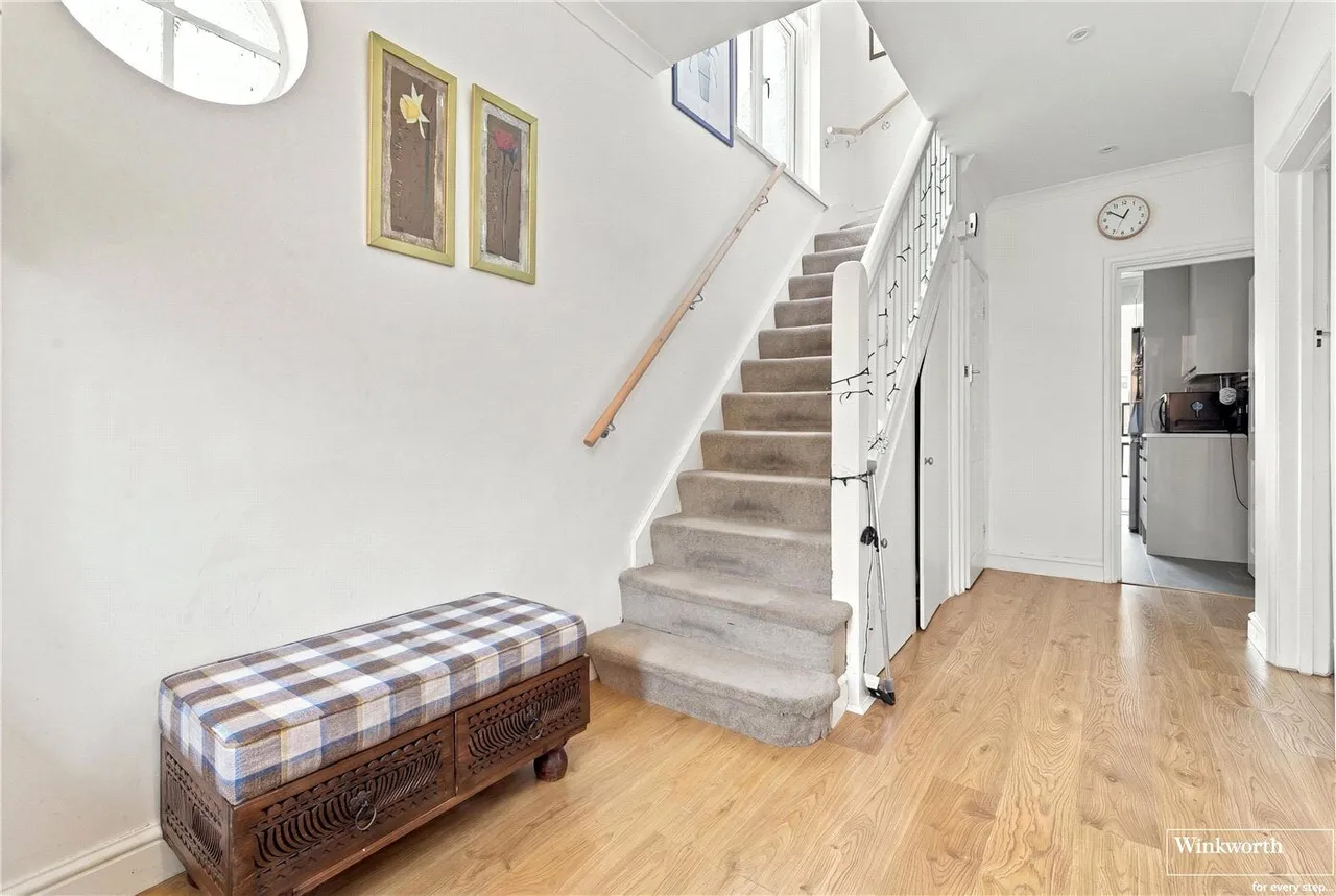 Fallow Court Avenue, Finchley, N12, photo 2