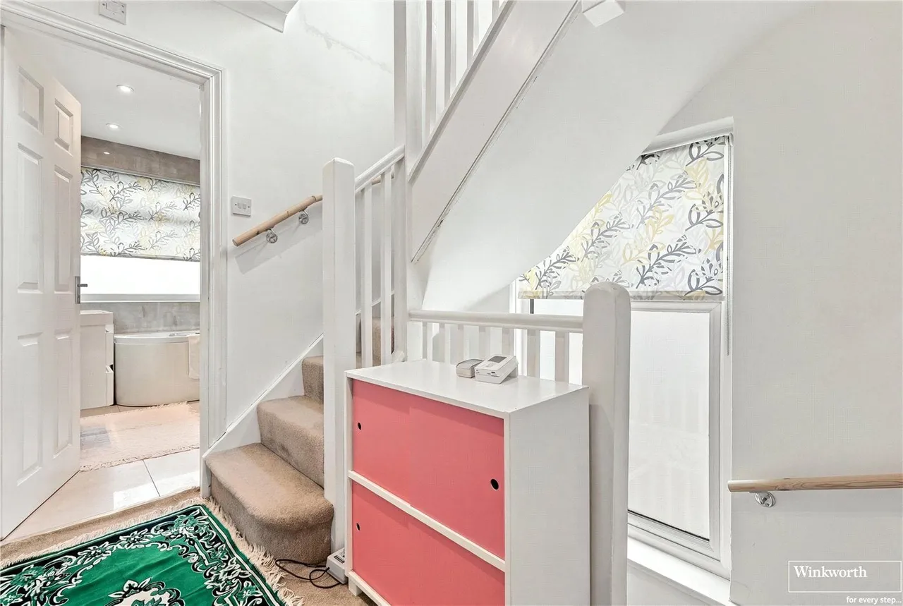 Fallow Court Avenue, Finchley, N12, photo 19