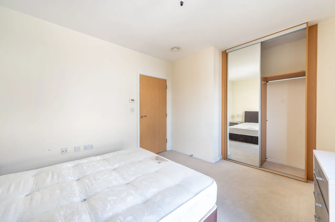 12 Newman Close, London, photo 9