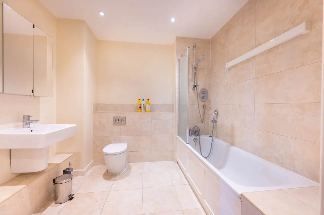 12 Newman Close, London, photo 7