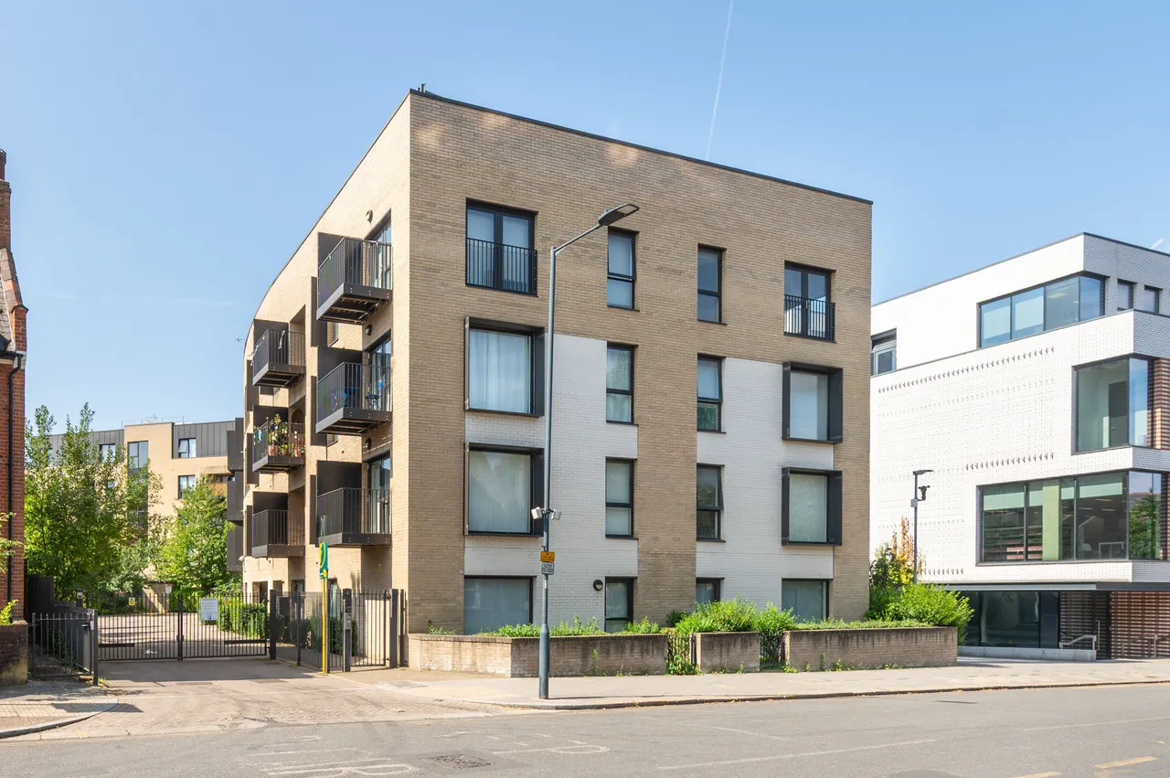 12 Newman Close, London, photo 10