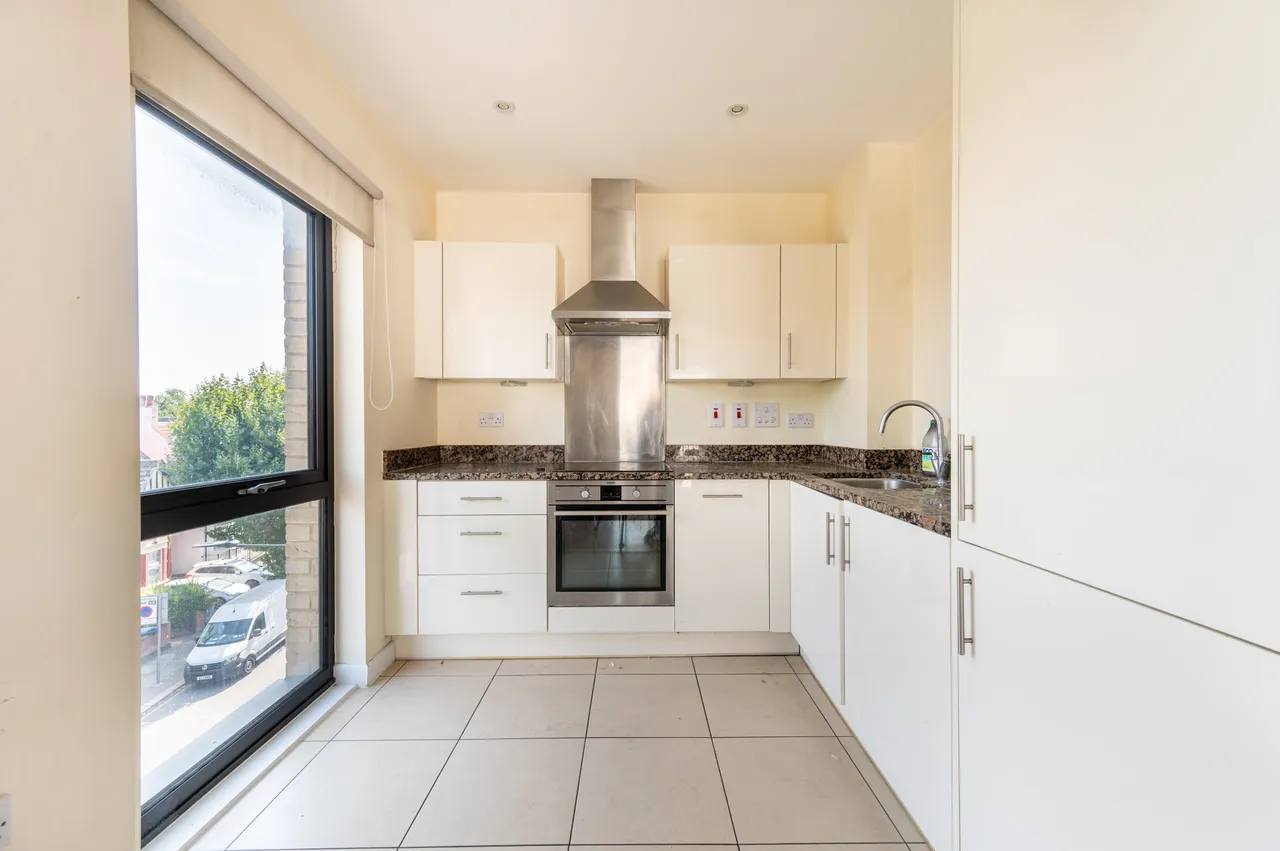 12 Newman Close, London, photo 4