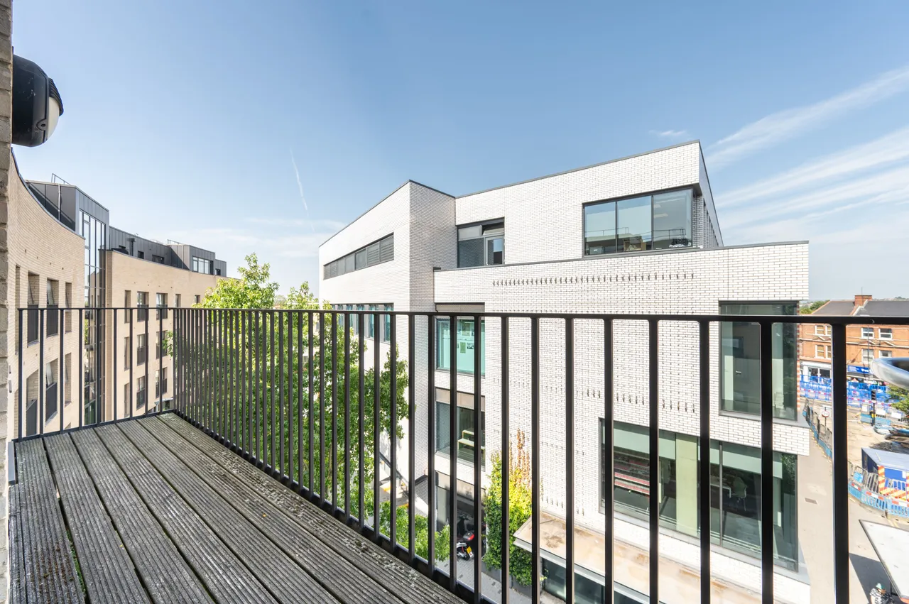 12 Newman Close, London, photo 5