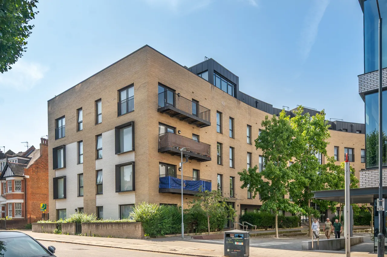 12 Newman Close, London, photo 2