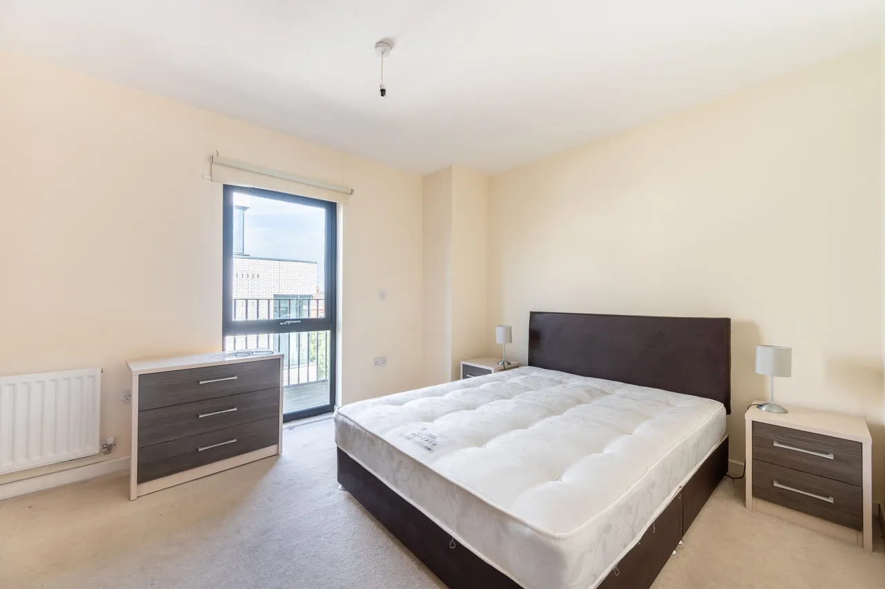 12 Newman Close, London, photo 3