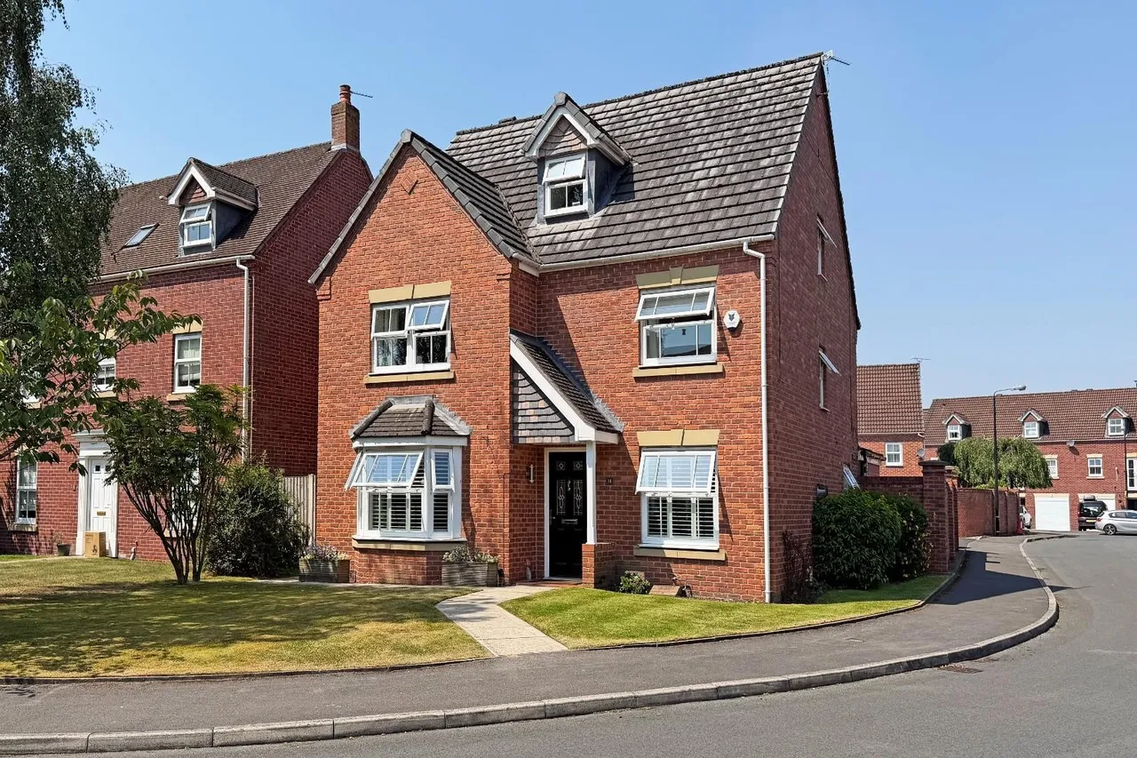 4 bed house for sale — Maryport Drive, Timperley WA15 7NS