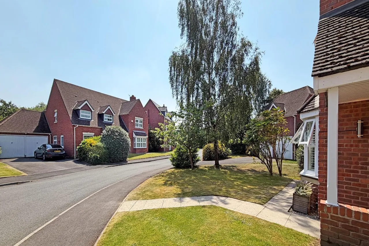 Maryport Drive, Timperley WA15 7NS, photo 33