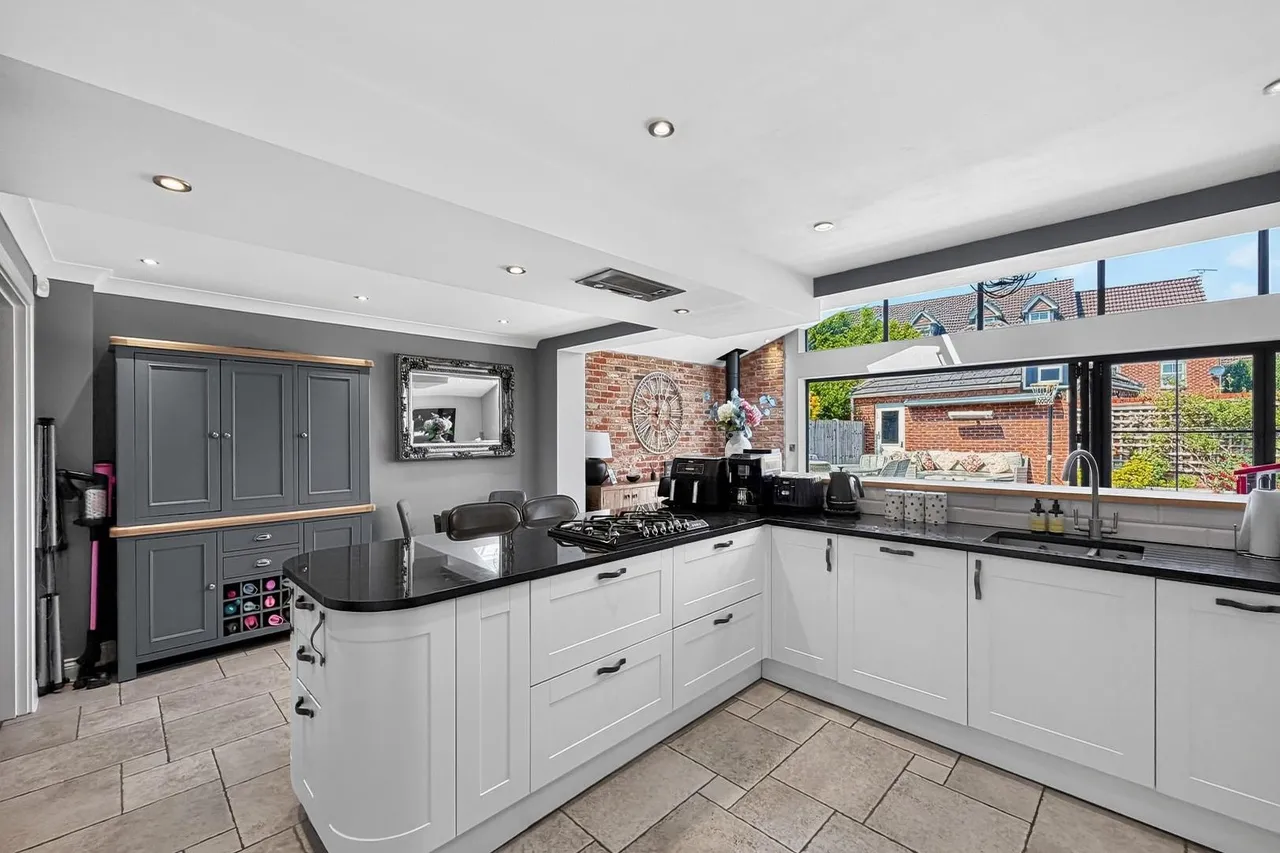 Maryport Drive, Timperley WA15 7NS, photo 8