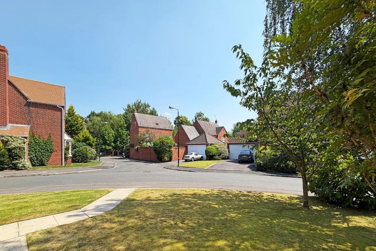 Maryport Drive, Timperley WA15 7NS, photo 32
