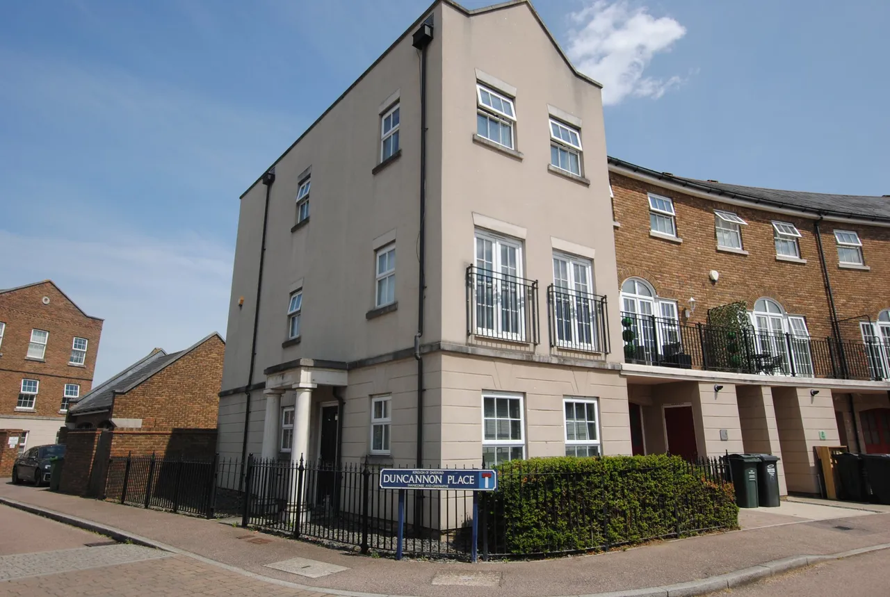 4 bed property to rent — Duncannon Place, Greenhithe, kent, DA9 9FW