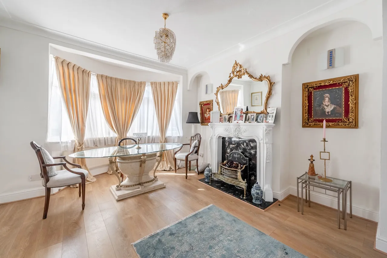 Edgware, HA8, photo 4