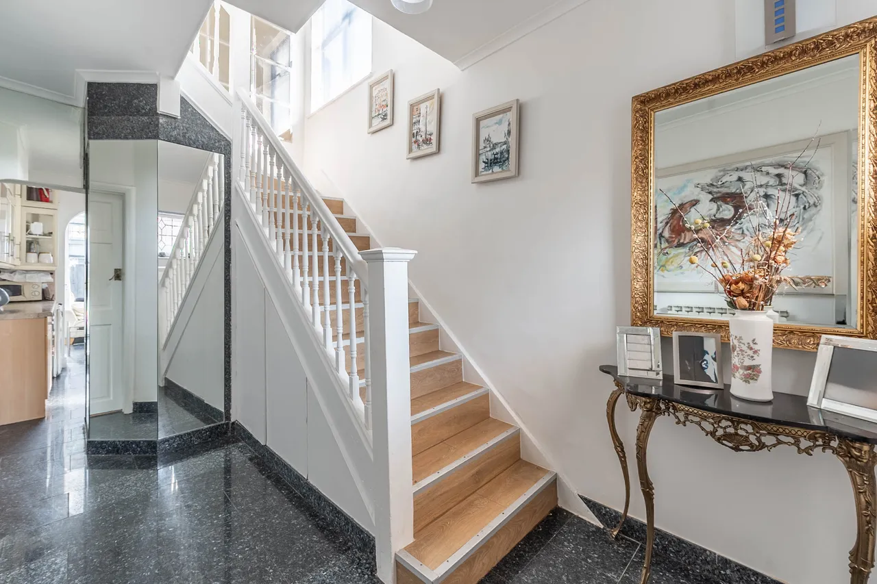 Edgware, HA8, photo 12