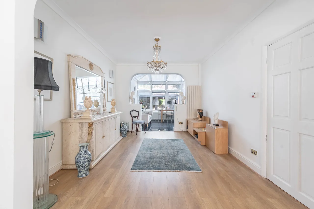 Edgware, HA8, photo 5