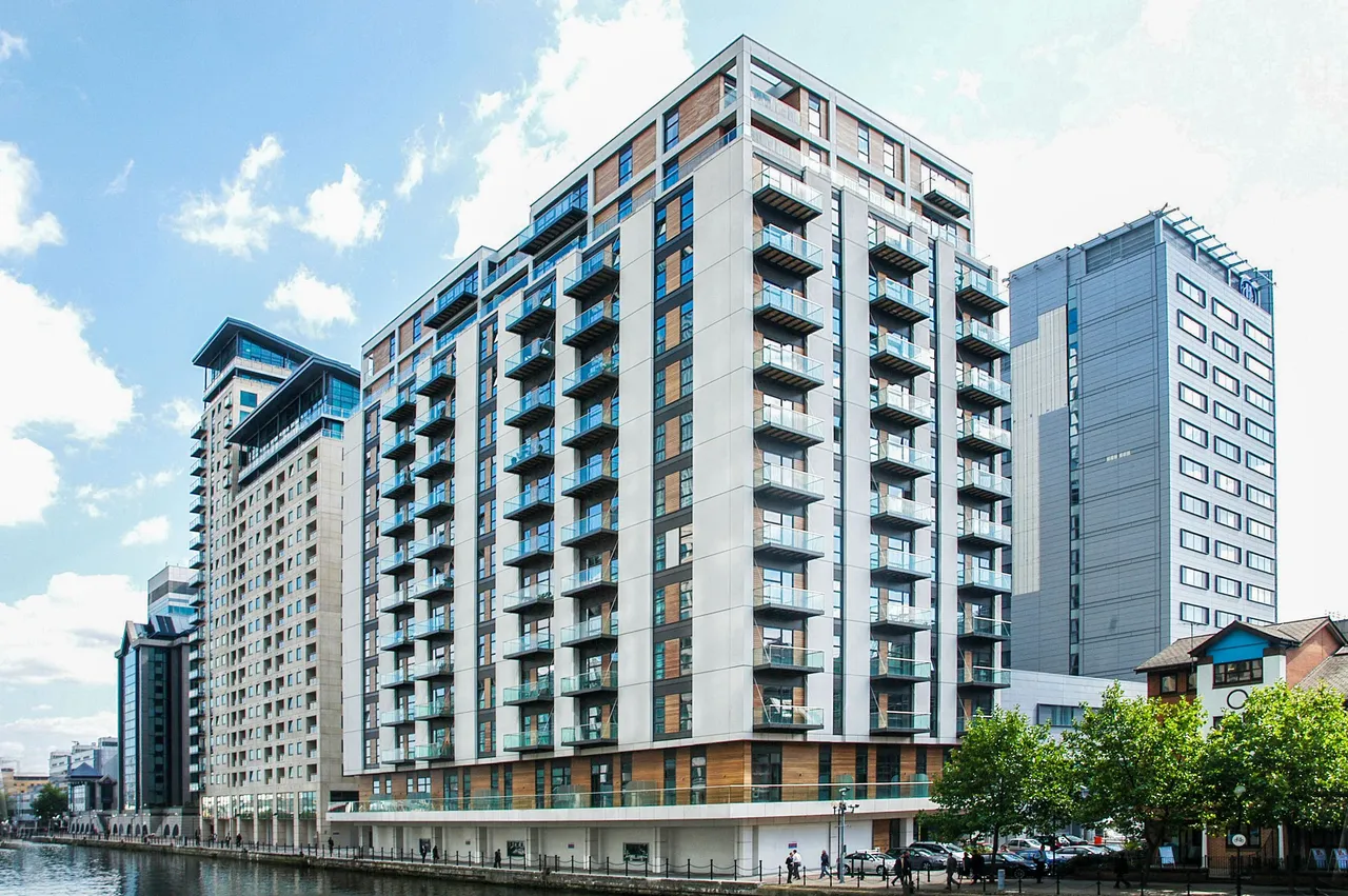 2 bed flat to rent — Flat 108 Discovery Dock Apartments West, 2 South Quay Square, London