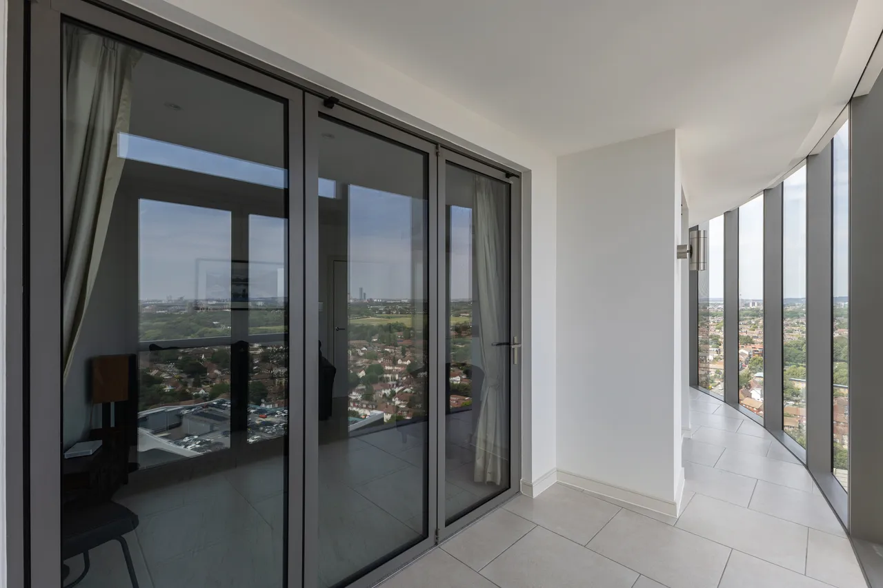 Ealing Road, Brentford, TW8, photo 2