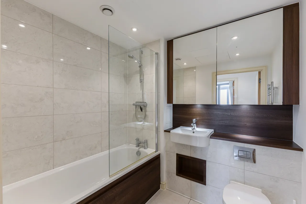 Ealing Road, Brentford, TW8, photo 10