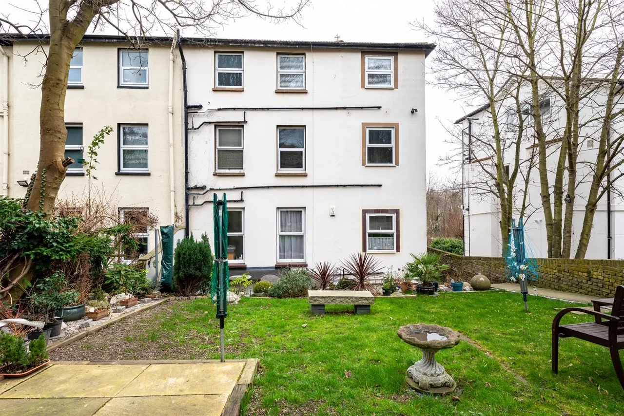 2 bed flat for sale — Cobham Terrace Bean Road, Greenhithe, Kent DA9 9HZ