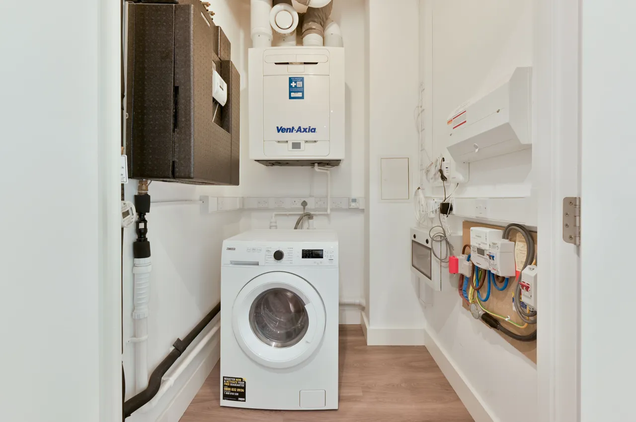 Flat 514, Galleria House, Brentford, photo 8