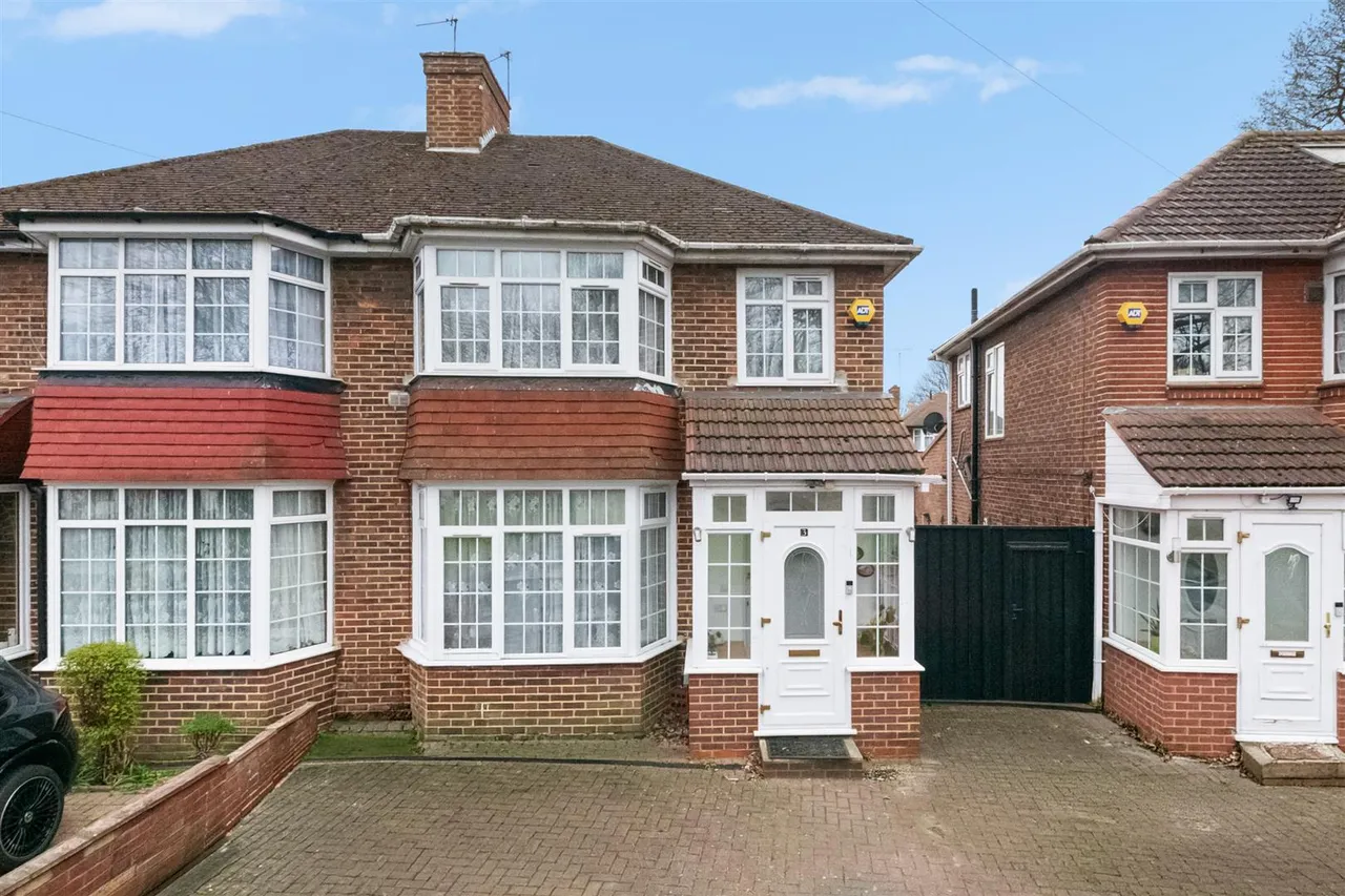 3 bed house for sale, Avenue Gardens, Cranford