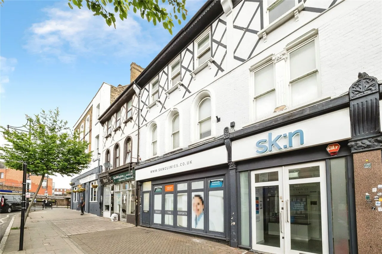 2 bed flat for sale, George Lane, London, E18