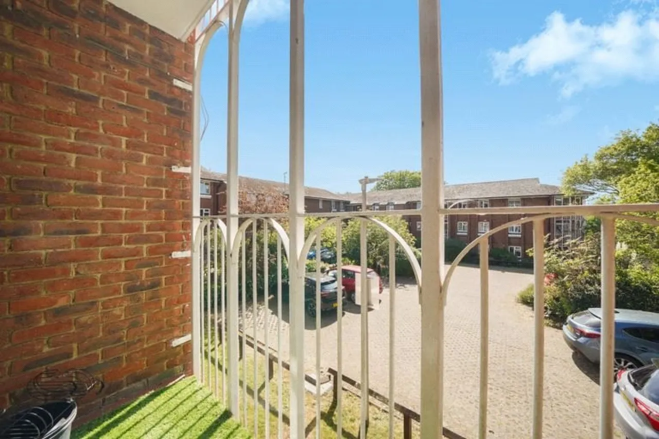 Cavell Drive, Enfield, EN2, photo 8