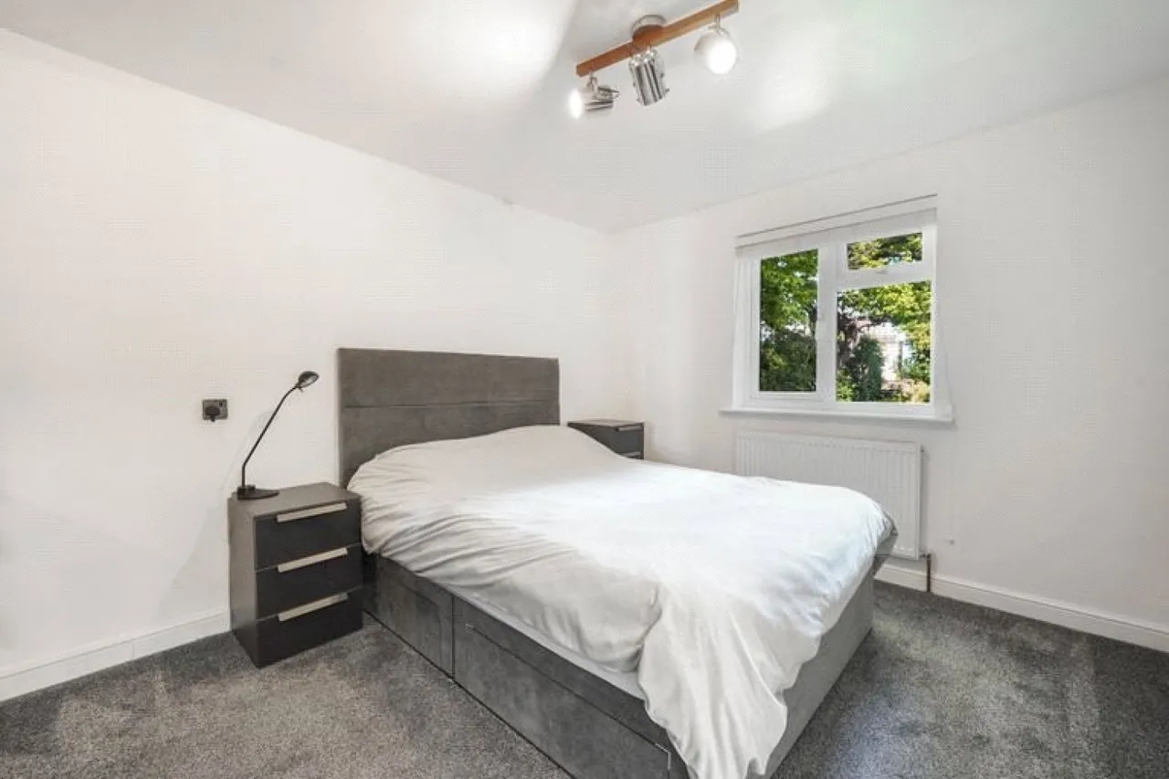 Cavell Drive, Enfield, EN2, photo 10