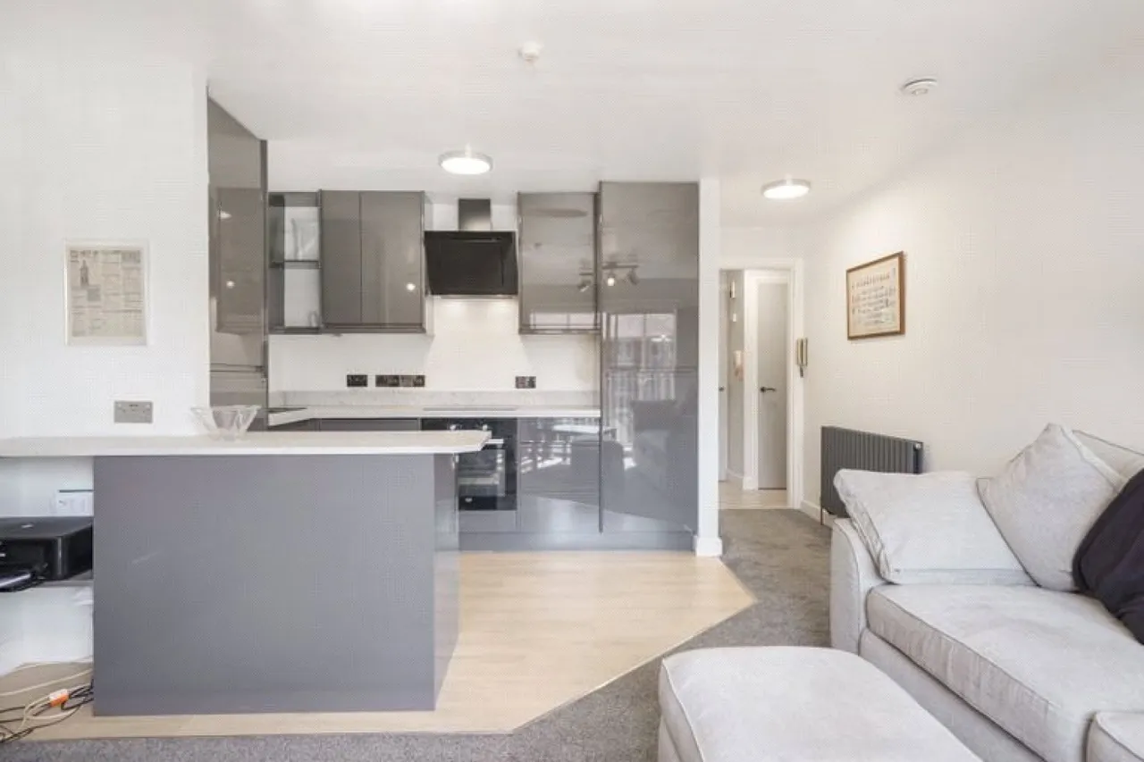 Cavell Drive, Enfield, EN2, photo 6