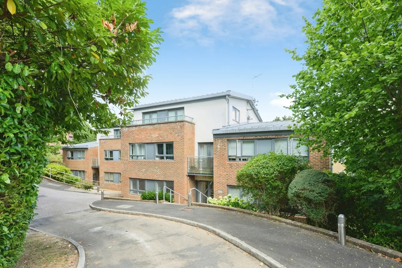 2 bed flat for sale — Valley Road, Kenley, Surrey, CR8
