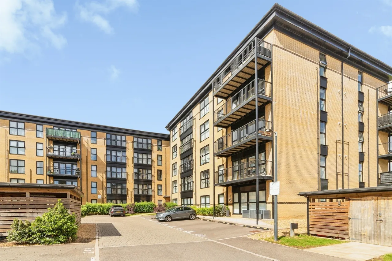 2 bed flat for sale — Giles Crescent, Stevenage