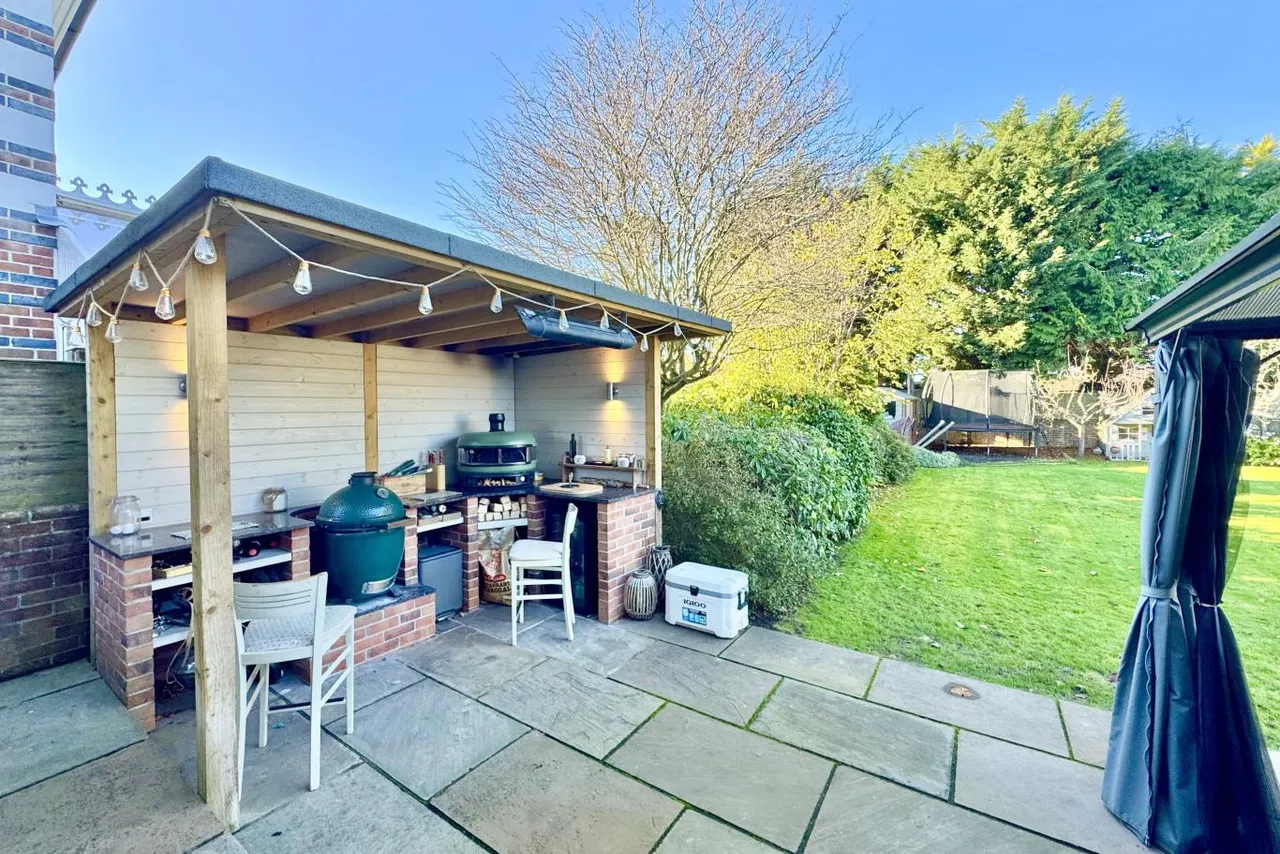 Huntly Road, BH3, photo 22