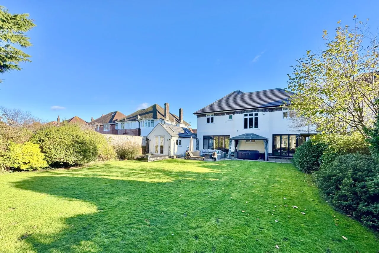 Huntly Road, BH3, photo 26
