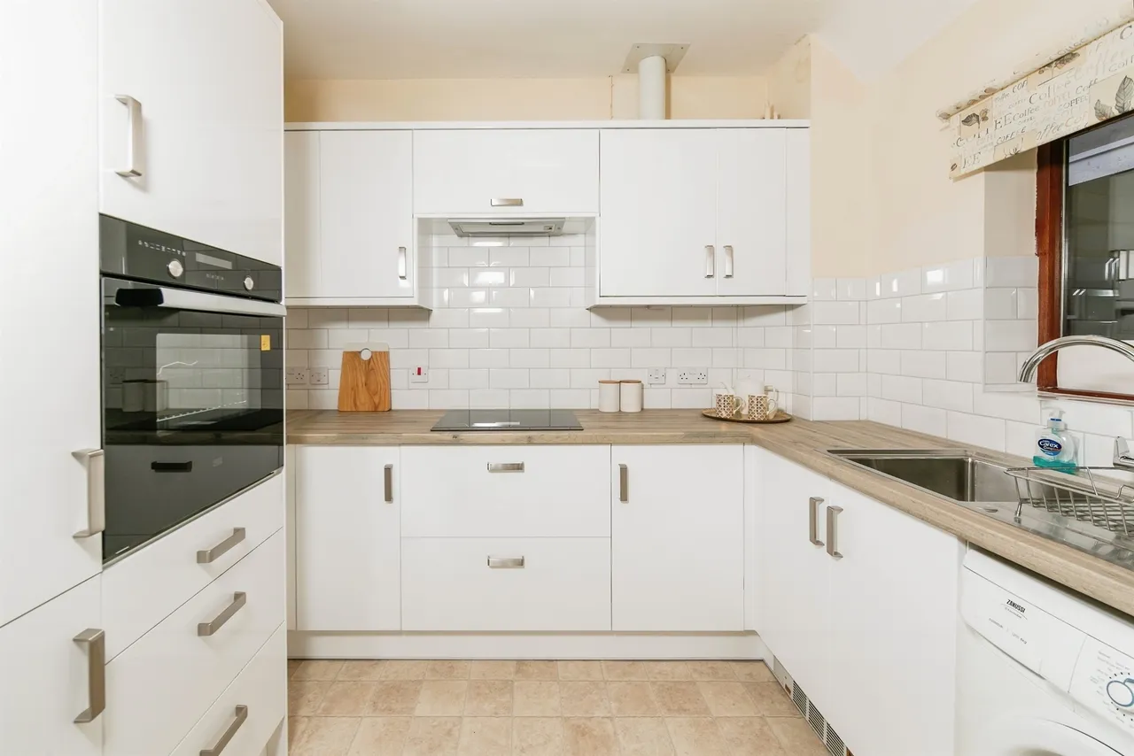 Emmbrook Court, Reading, photo 3