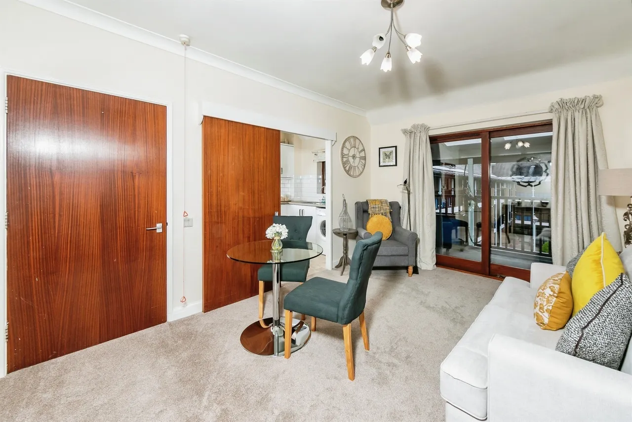 Emmbrook Court, Reading, photo 5