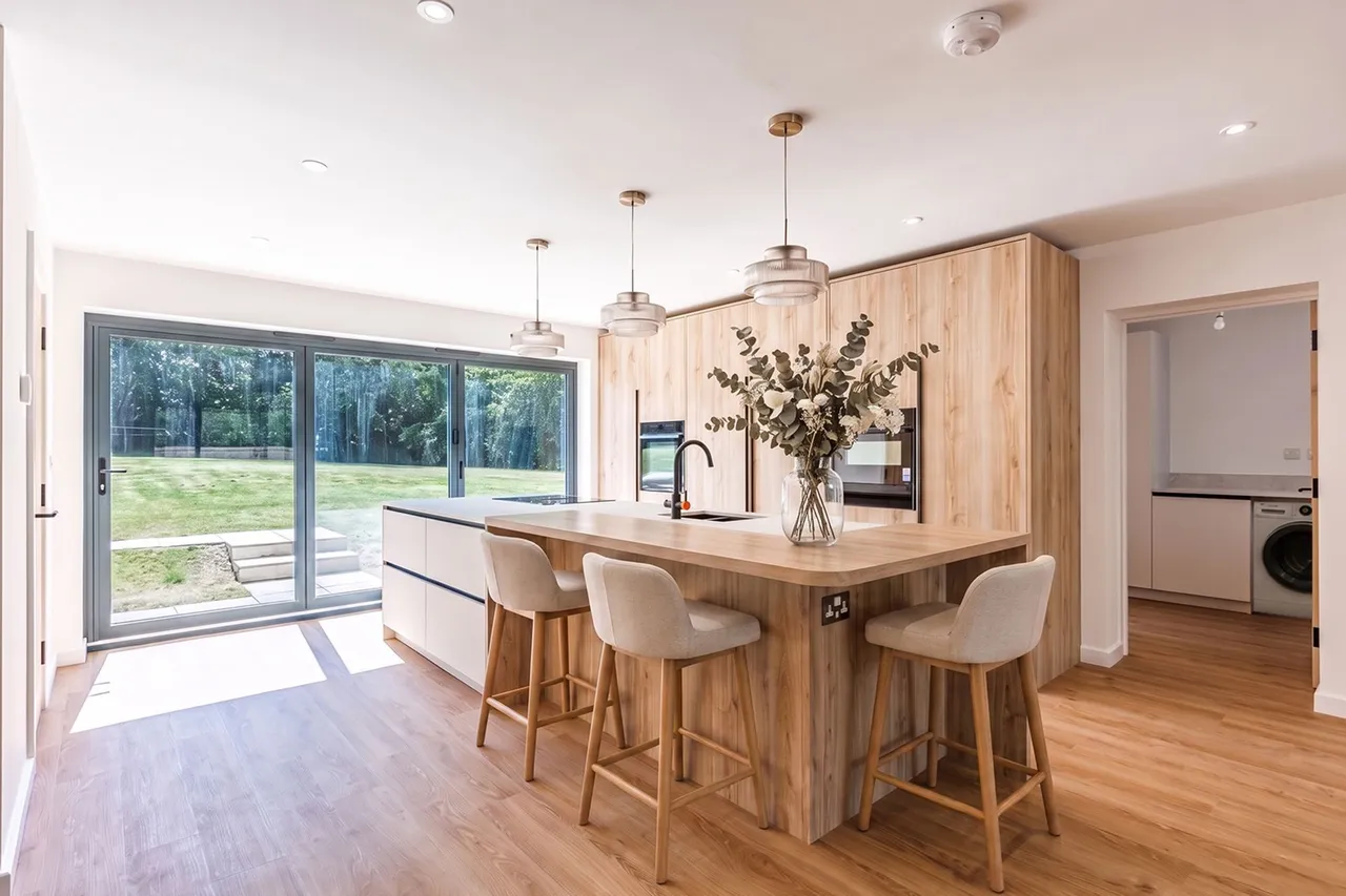Impressive Five Bedroom Detached New, photo 2
