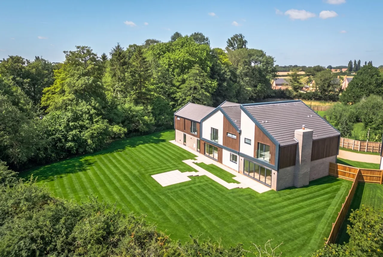 Impressive Five Bedroom Detached New, photo 3