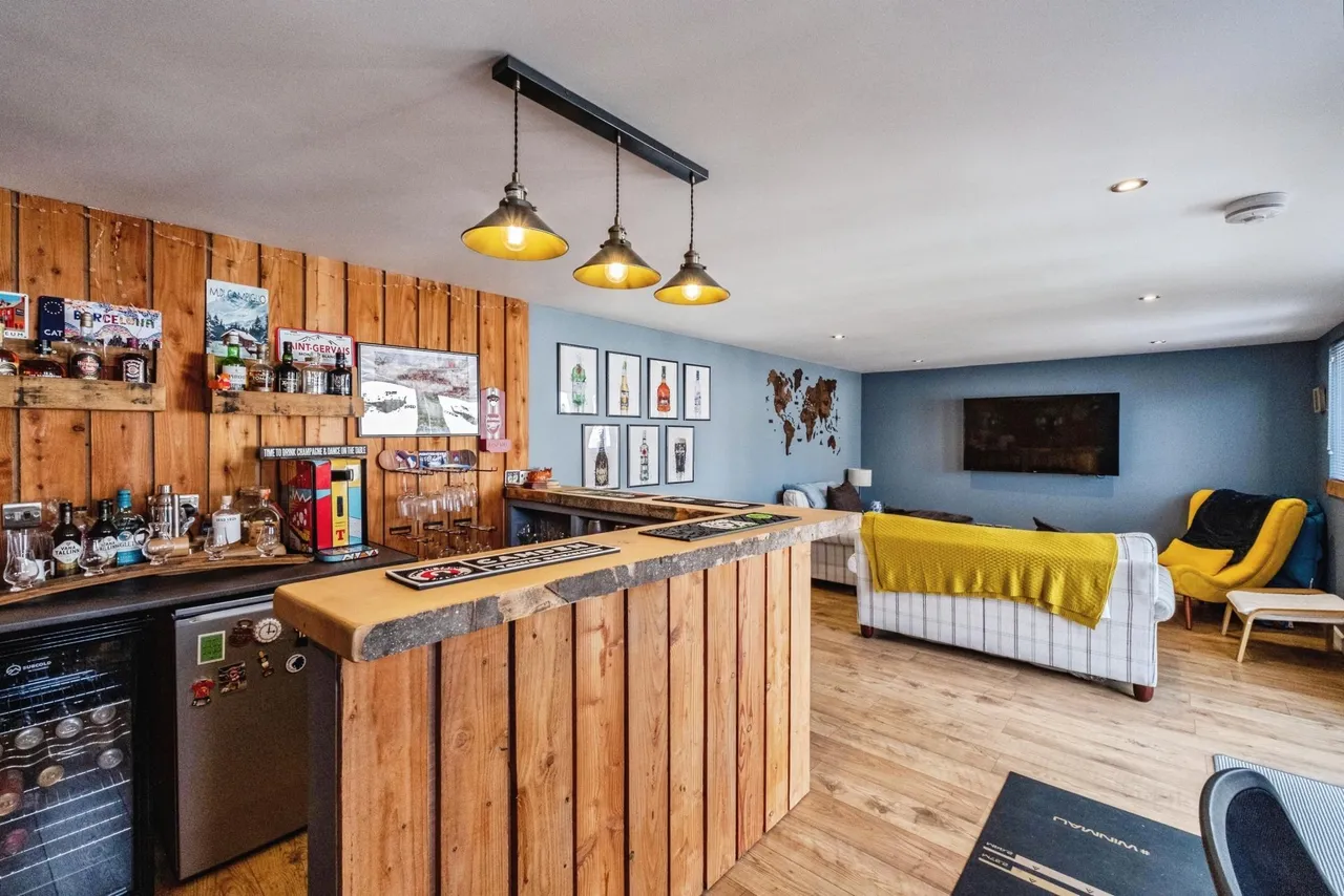 Bronze Heuk, Inverness, IV1, photo 26