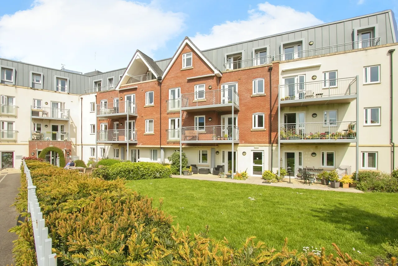 2 bed flat for sale, Macaulay Road, Broadstone, BH18