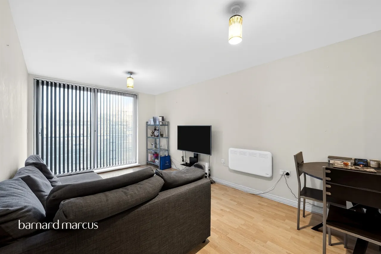 Bedfont Lane, Feltham, TW13, photo 3