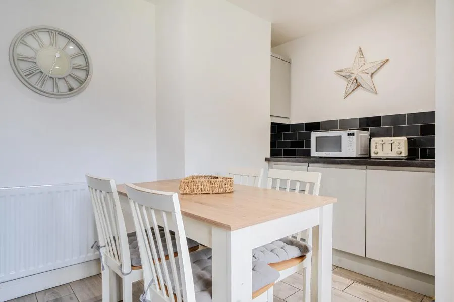 Finchdale Close, Carterton, OX18, photo 5