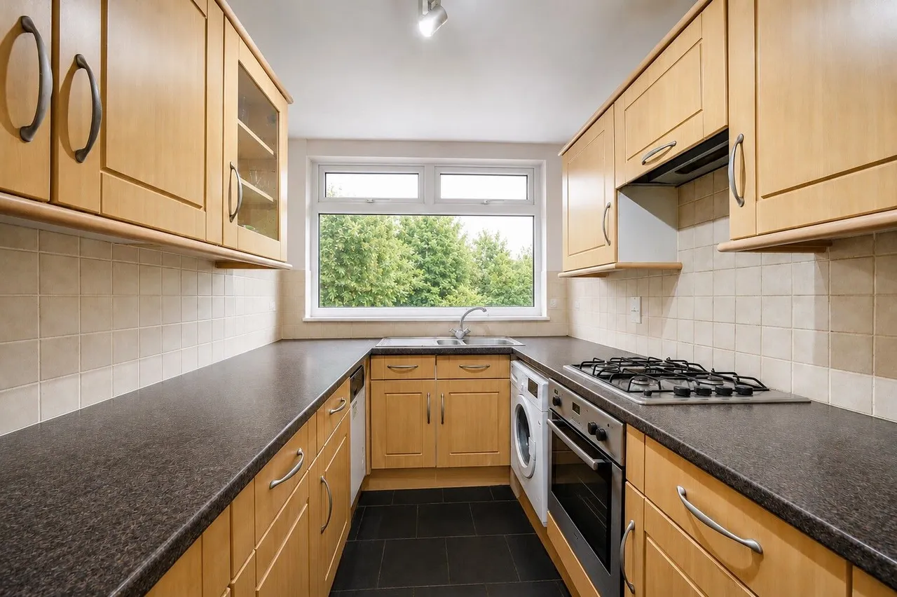 1 Hillview Court, Woking, photo 3
