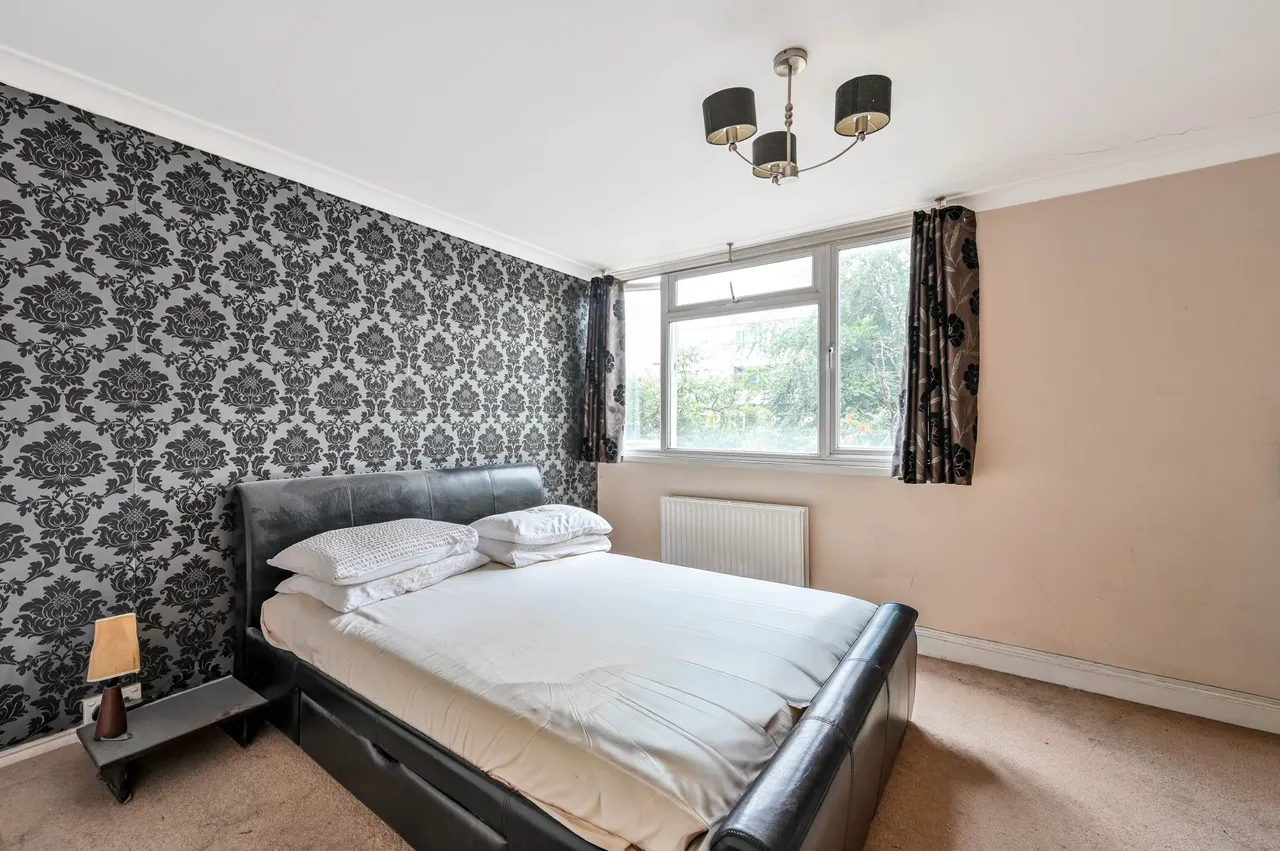 1 Hillview Court, Woking, photo 4