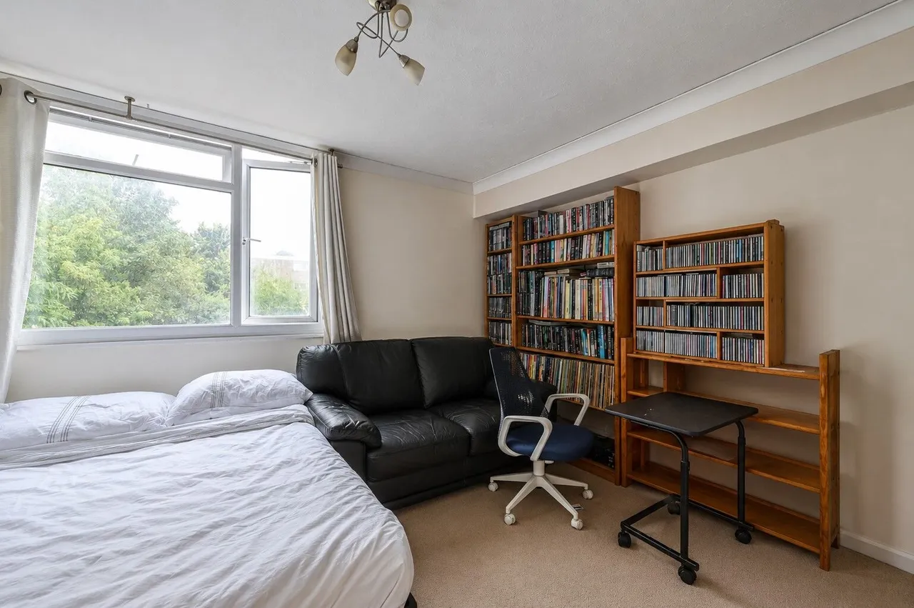 1 Hillview Court, Woking, photo 6