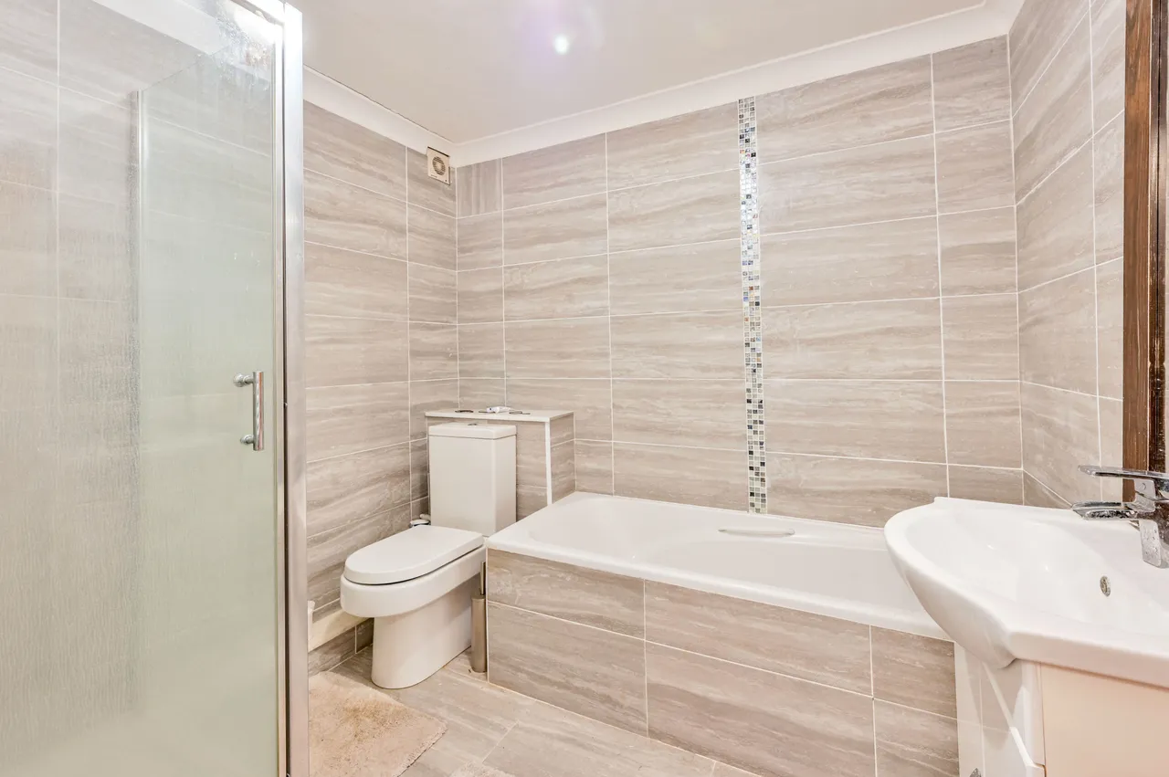 1 Hillview Court, Woking, photo 7
