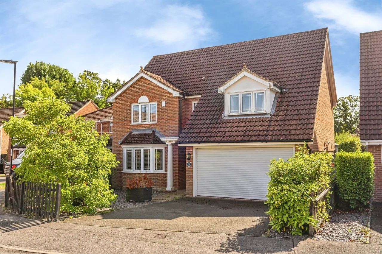 4 bed house for sale — Bramble Gardens, Burgess Hill