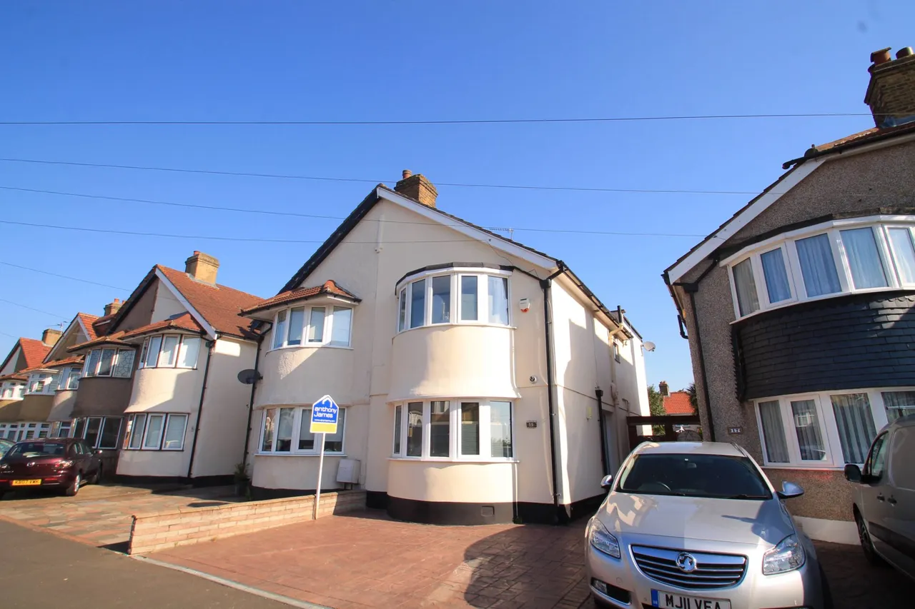 3 bed house for sale — Swanley Road, Welling