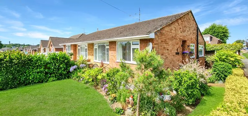 2 bed house for sale — Sairard Gardens, Eastwood, Essex, SS9 5AJ