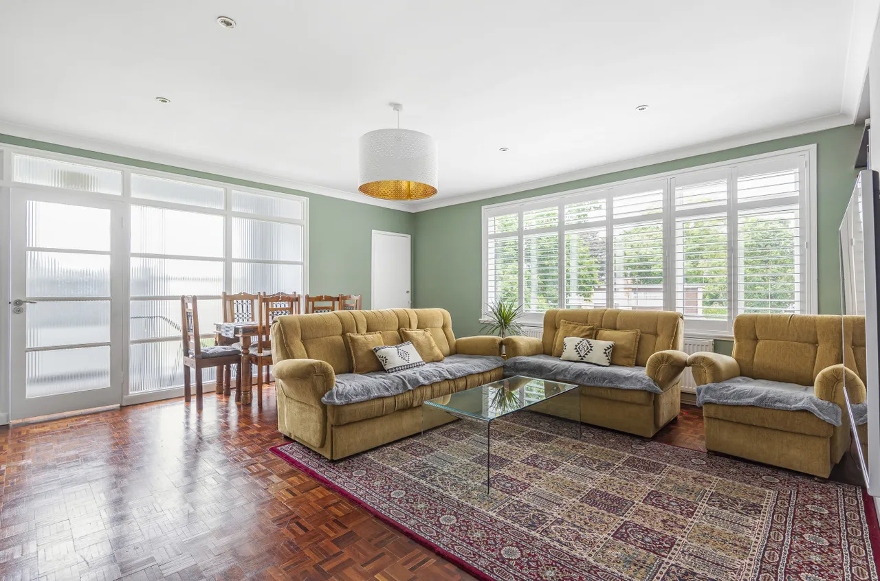 3 bed flat for sale, Foxes Dale, Bromley
